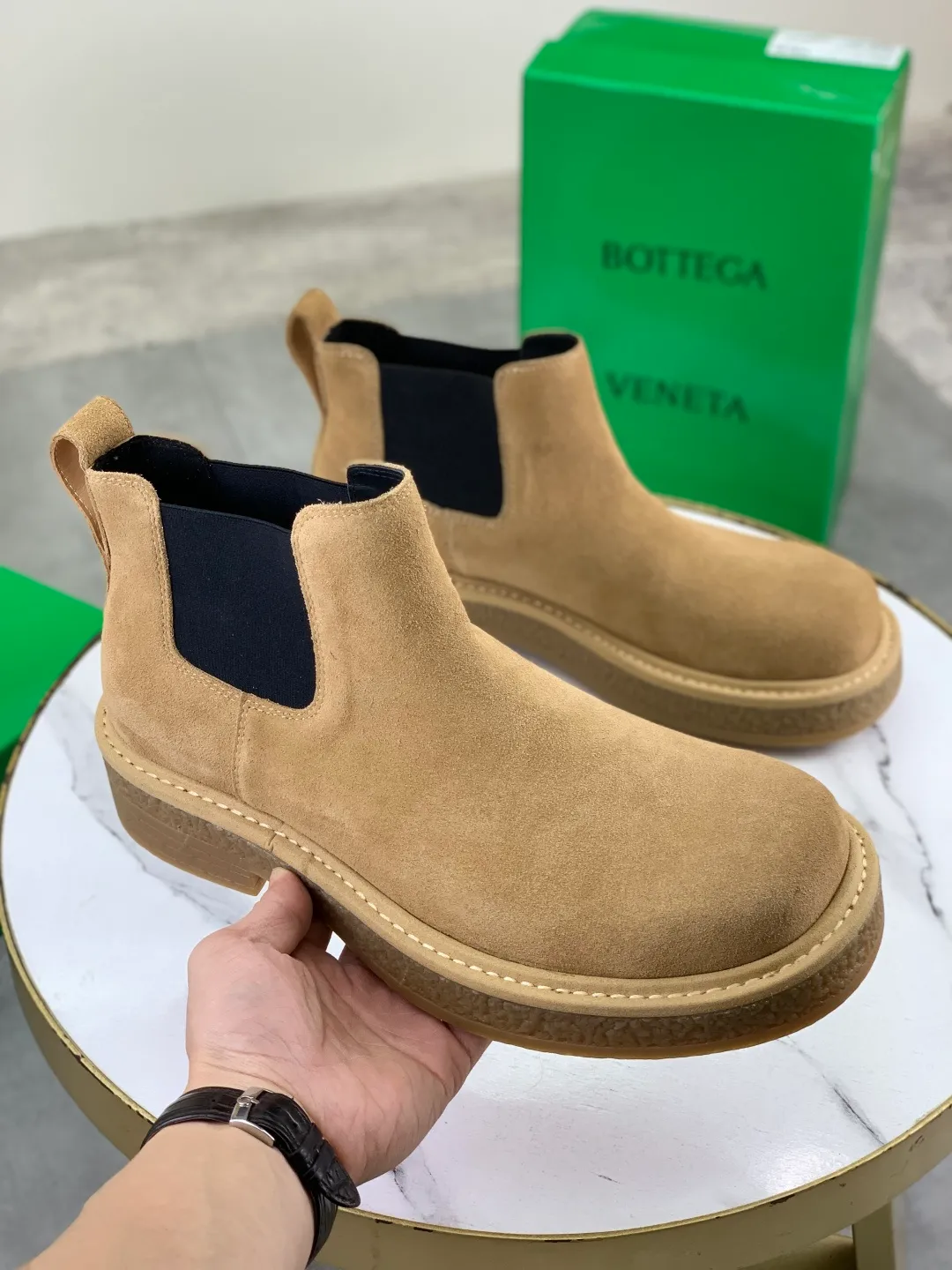 Men's men's shoes 💰P740 New model 💰 Top quality (beef tendon outsole series) 💎💎💎 BOTTEGA VENETA official website synchronizes the latest model, top version of the market's highest version of BV business leather shoes, accept material comparison, shoe type comparison, process comparison, practical and texture, versatile, suitable for any occasion, the more you look at it, the more flavorful it becomes. Pure hand-woven craftsmanship - upper material, imported original hand-woven calfskin - high-quality water-dyed sheepskin lining - original private model customized beef tendon outsole -Size: female 35-39 (34 40 customized) male 39-44 (38 45 customized) Comes with original BV green box, complete packaging.